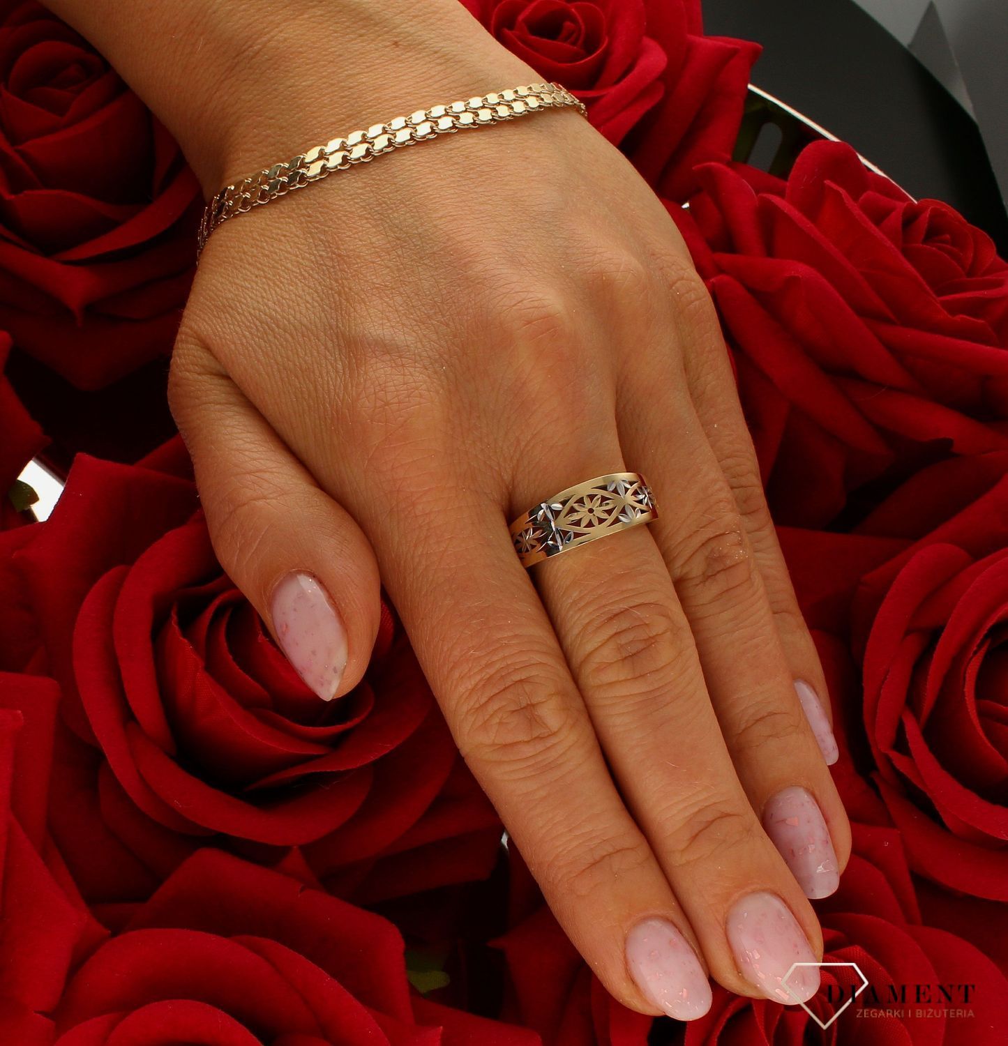 Złoty pierścionek damski szeroki Kwiatki z białym złotem 375 PI 4368 375. Złota biżuteria na prezent. Pierścionki złote na preze (3).jpg